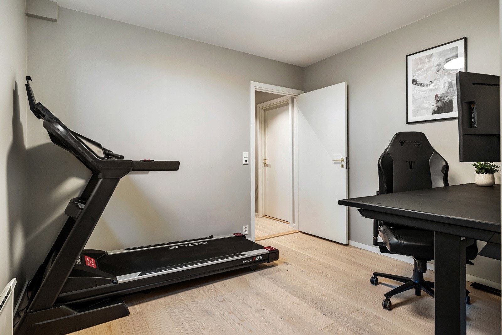 Rommet er oppgardert med elektriske varmekabler i gulvet. Dette er et allsidig rom med mange bruksområder etter behov. Galleribilde