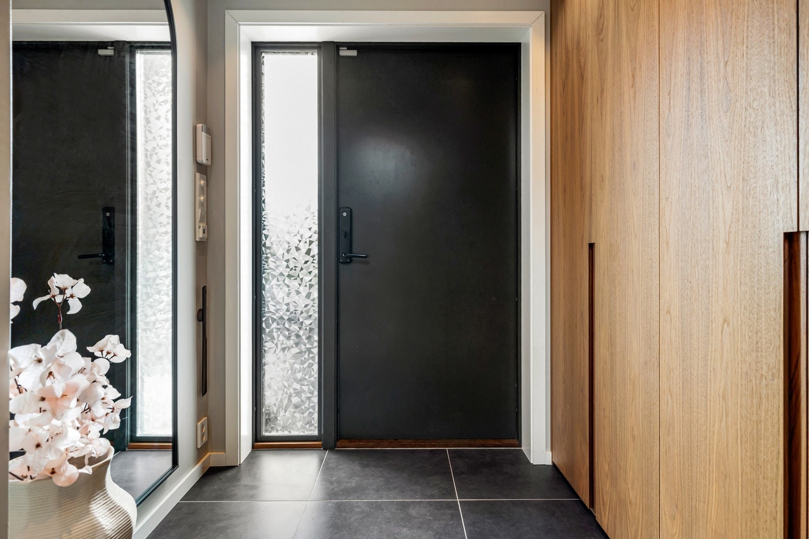 Her er det plass til både sko og yttertøy i en plassbygget garderobe med fronter i eik. Galleribilde