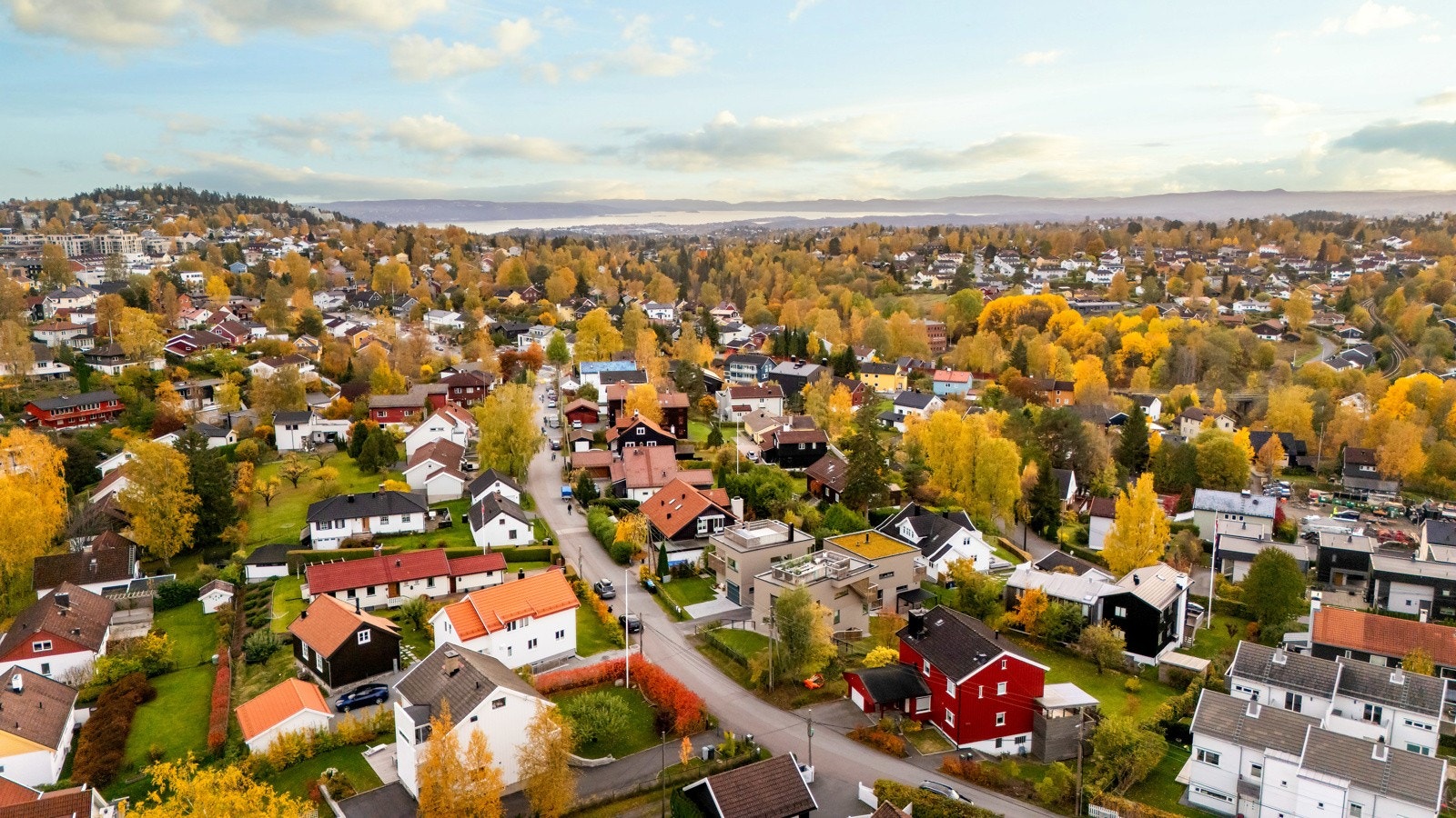 Boligen ligger helt på toppen av Røa, med fri utsikt over nabolaget og helt ned mot fjorden. Galleribilde