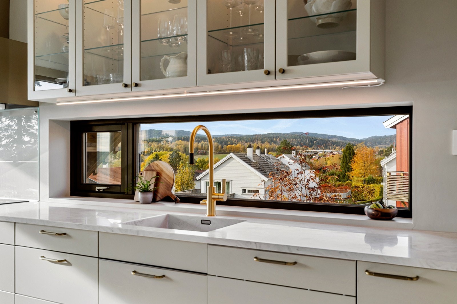 Kjøkkenet har en flott steinimitert Corian-benkeplate. Galleribilde