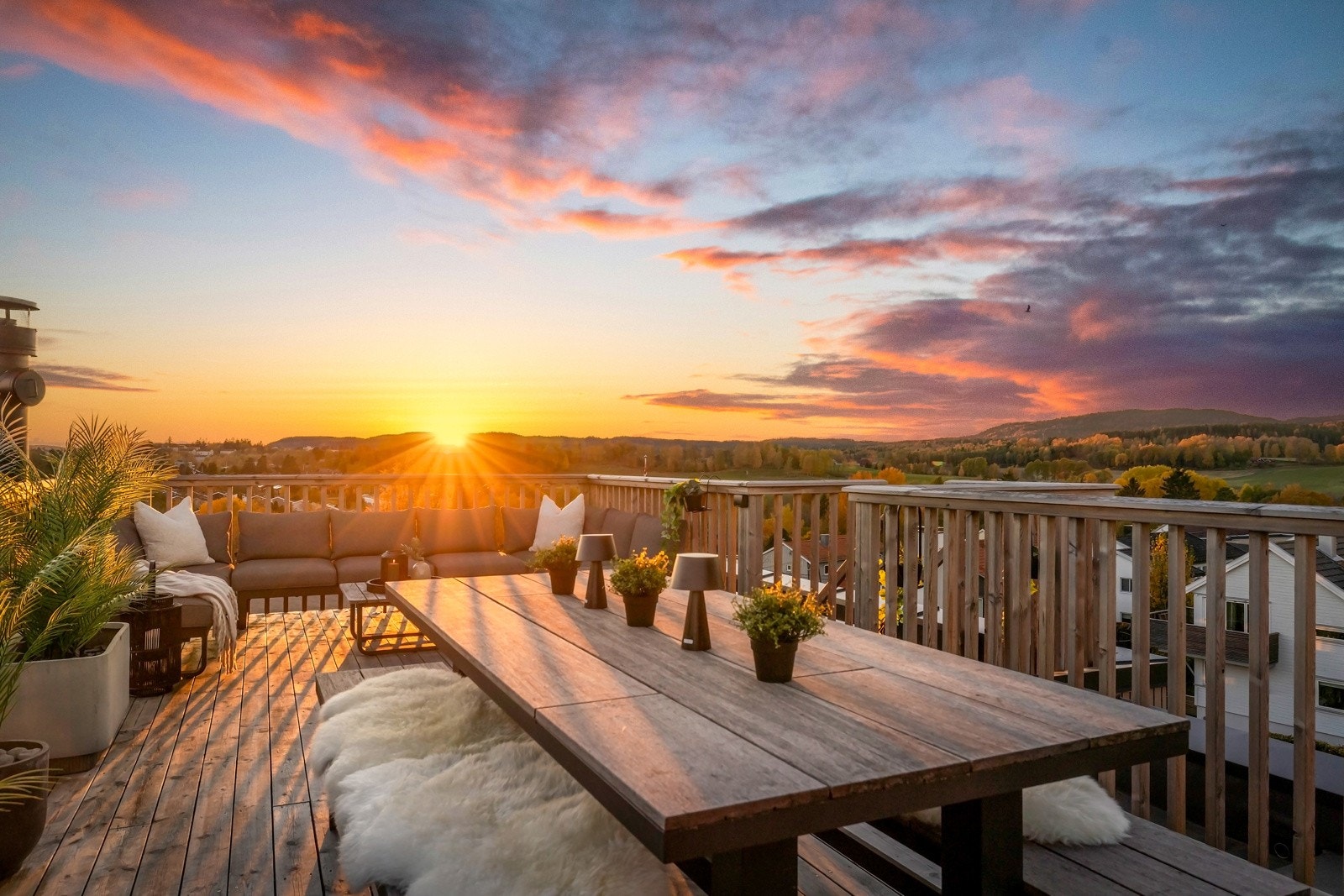 Velkommen til Bjerkebakken 26C - Her har vi gleden av å presentere innholdrik og betydelig påkostet enebolig over tre plan med egen takterrasse som har sol fra morgen til kveld og en fantastisk utsikt over hele Røa og helt ned mot fjorden. Galleribilde