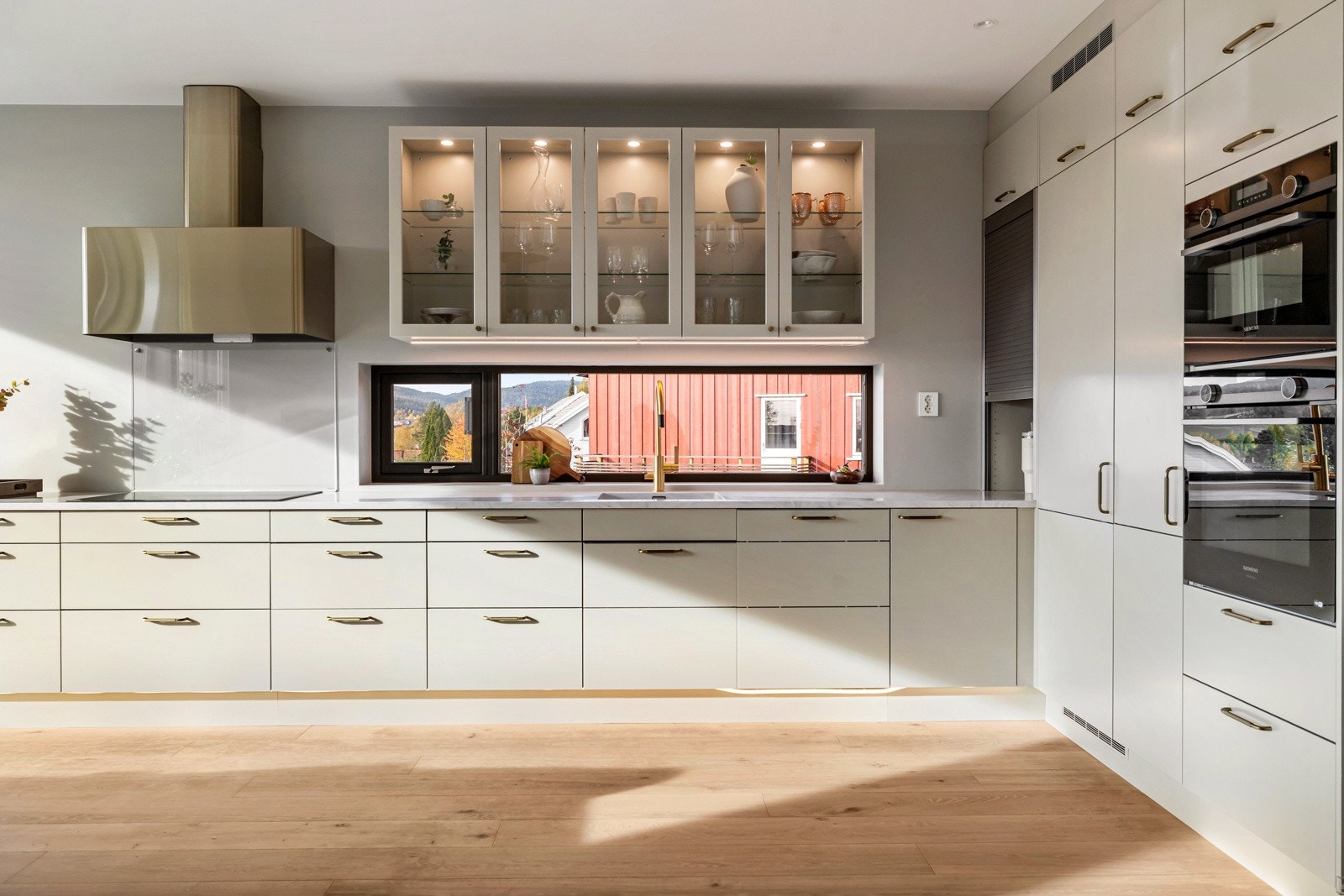 Integrerte hvitevarer fra Siemens sin StudioLine-serie omfatter stekeovn, kombiovn, induksjonstopp, oppvaskmaskin og kjøleskap/fryser. Galleribilde