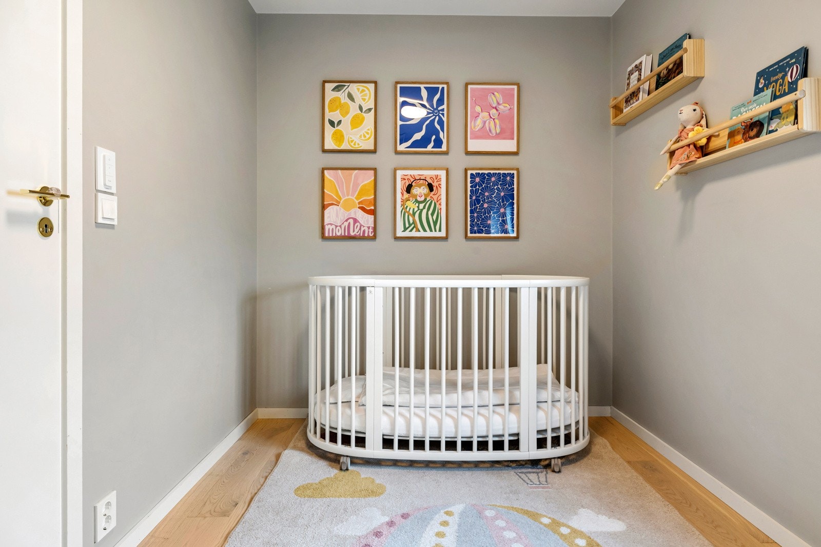 Soverom 3 har god plass til seng med tilhørende nattbord. Galleribilde