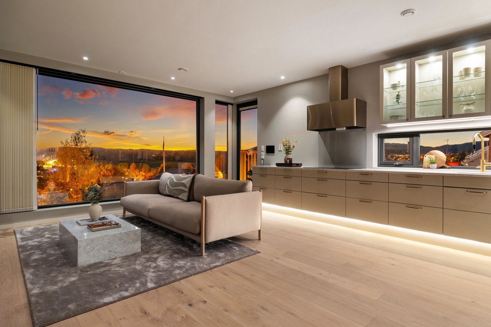 Rommet er utstyrt med downlights i himling og har motorstyrt utvendig solskjerming på alle store vinduer , dette er styrt via en app for enkel regulering av lys og temperatur. Galleribilde