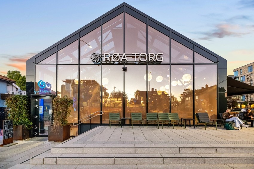 Røa senter med alle sine servicefasiliteter ligger kun ca. 5 kjøretur fra eiendommen. Galleribilde