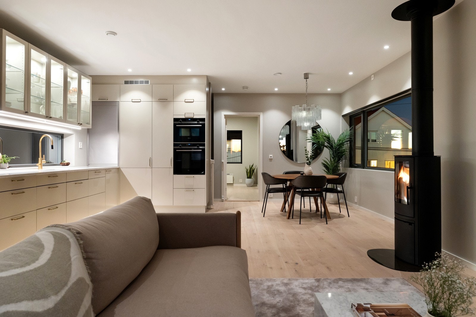 Stuen har en åpen løsning mot kjøkkenet som skaper et romslig og sosialt oppholdsrom. Galleribilde