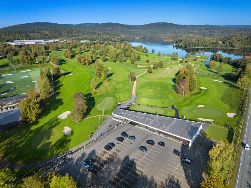 Kort vei til Oslo golfklubb og Bogstadvannet. Golfbanen er kjent som en av Europas beste. Rett ved golfbanen ligger også Bogstad barneskole (gangavstand fra eiendommen på ca. 1 km til skolen), med trygg skolevei for barna Galleribilde