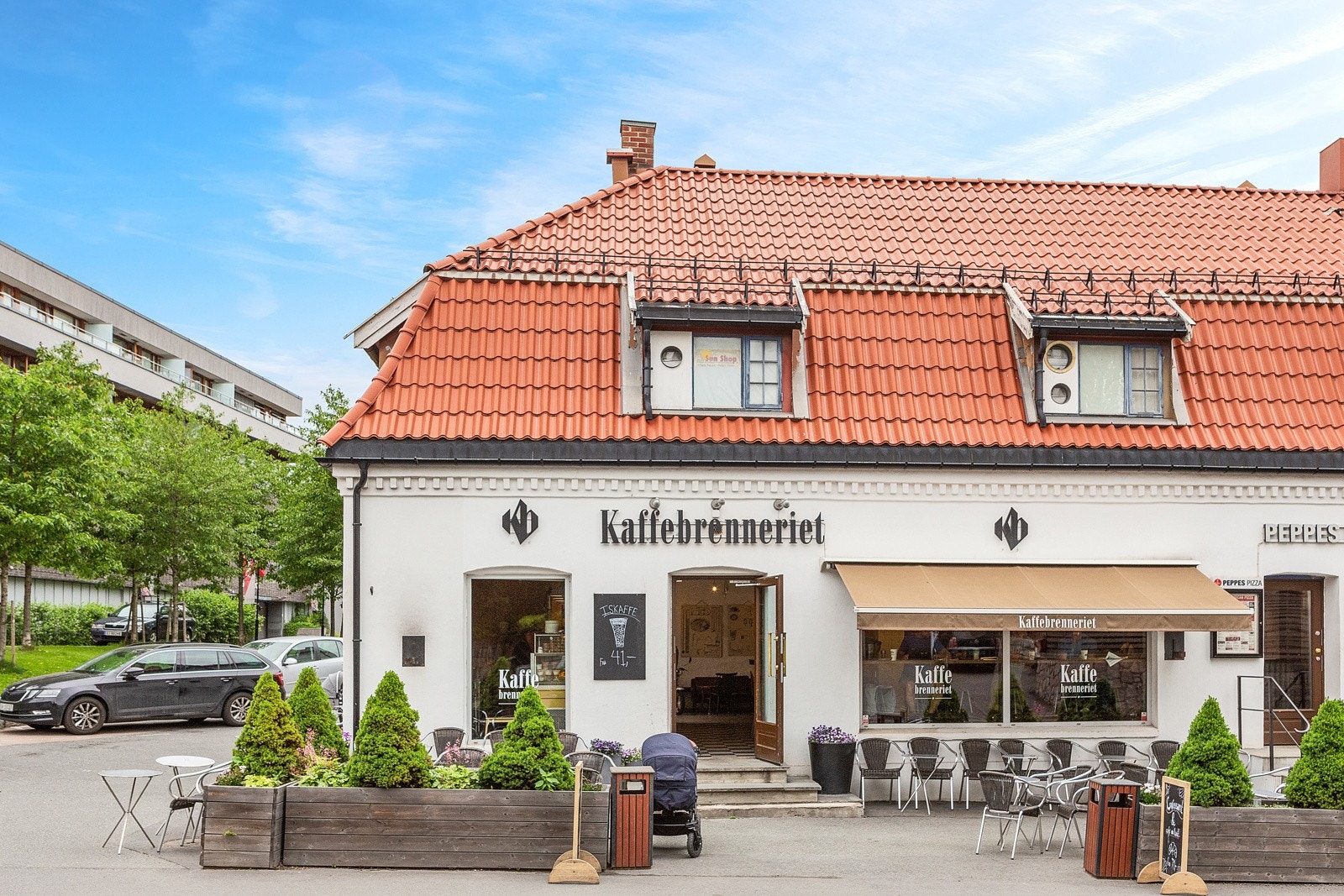 Området har et riktig utvalg av kafeer og butikker Galleribilde