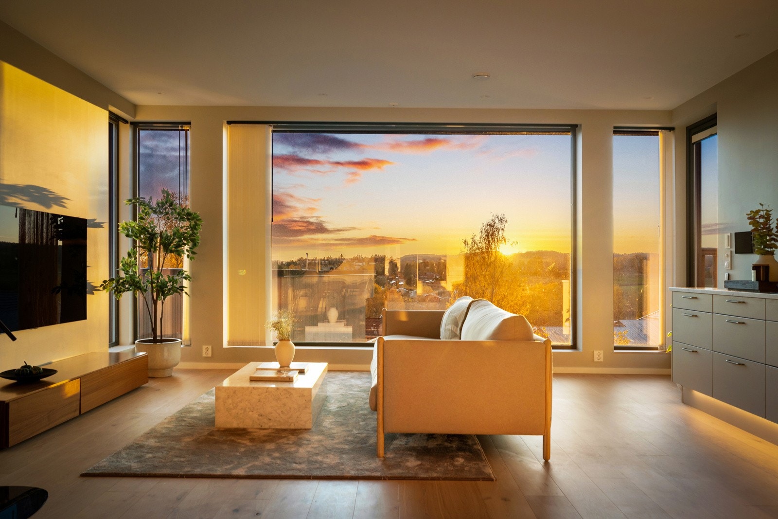 Stuen er et lyst og moderne oppholdsrom med store vindusflater som gir flott utsyn og slipper inn rikelig med dagslys. Galleribilde