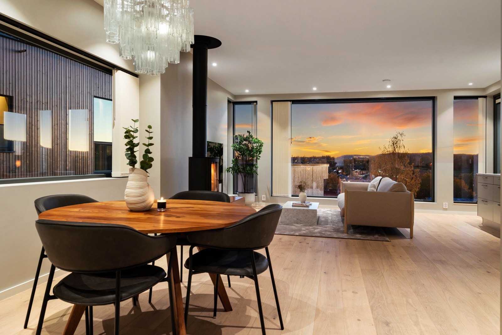 I tilknytning til stue og kjøkken er det god plass til et spisebord. Galleribilde