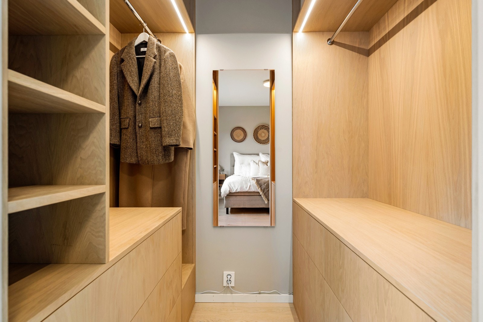 I tilknytning ligger et lekkert walk-in closet med spesialtilpasset innredning i eik, integrert belysning og rikelig med oppbevaringsplass. Galleribilde