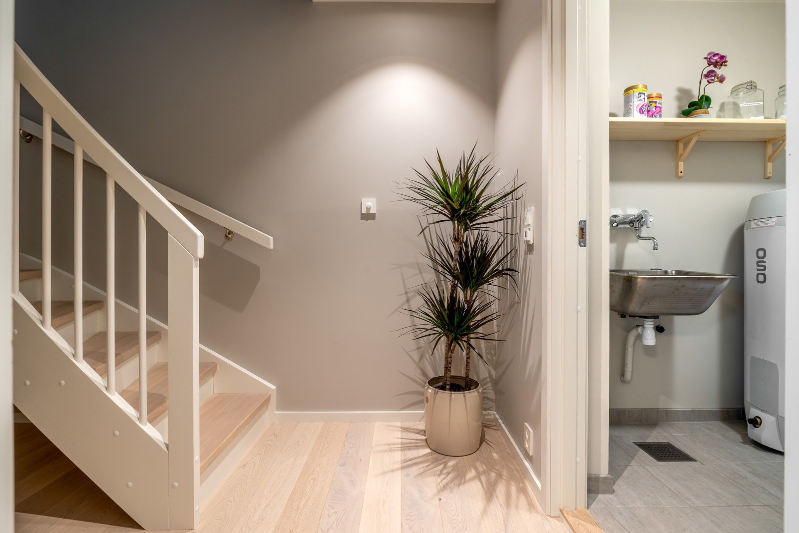 I underetasjen finner du en ekstra stue, kontor, bad, vaskerom og bod. Galleribilde