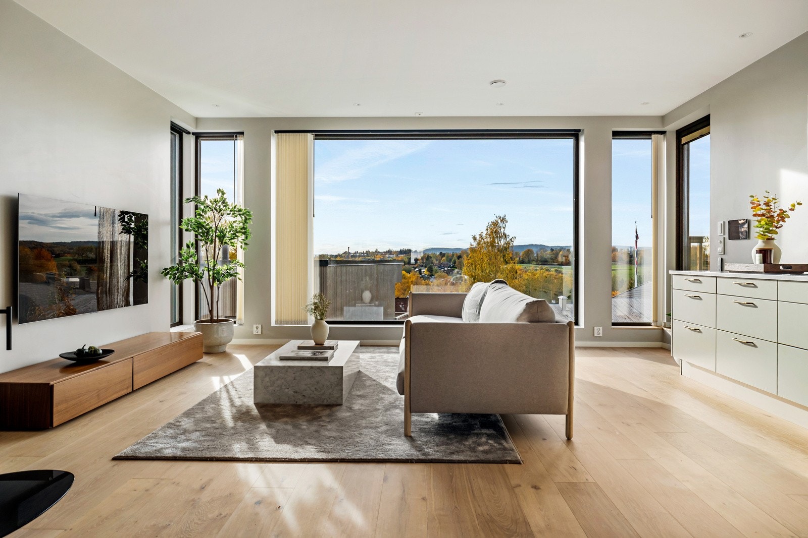 Her er det god plass til en stor sofagruppe. Galleribilde