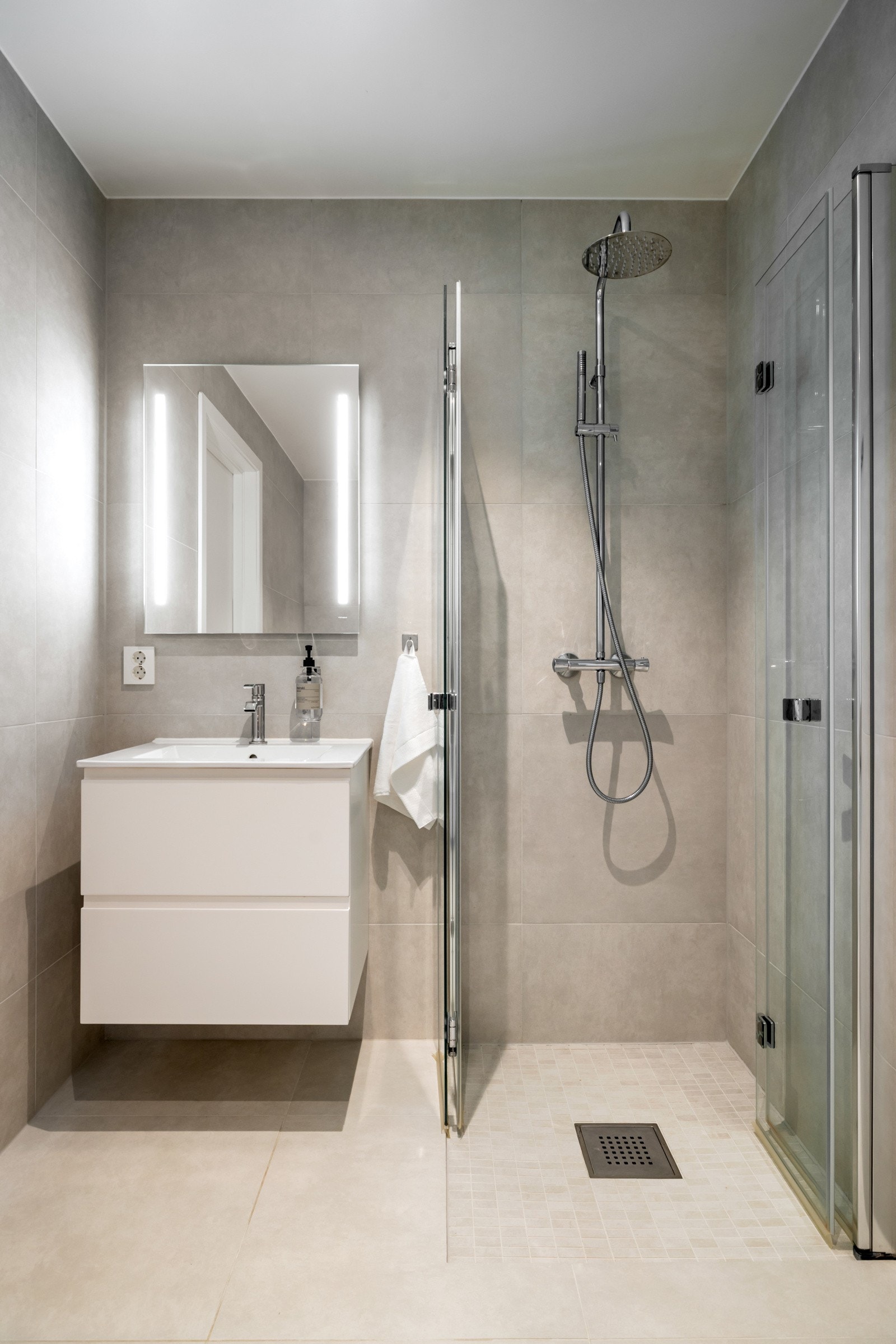 Et stort speil med integrert belysning gir godt lys og en behagelig atmosfære. Badet har elektriske varmekabler i gulvet som gir en behagelig temperatur. Galleribilde