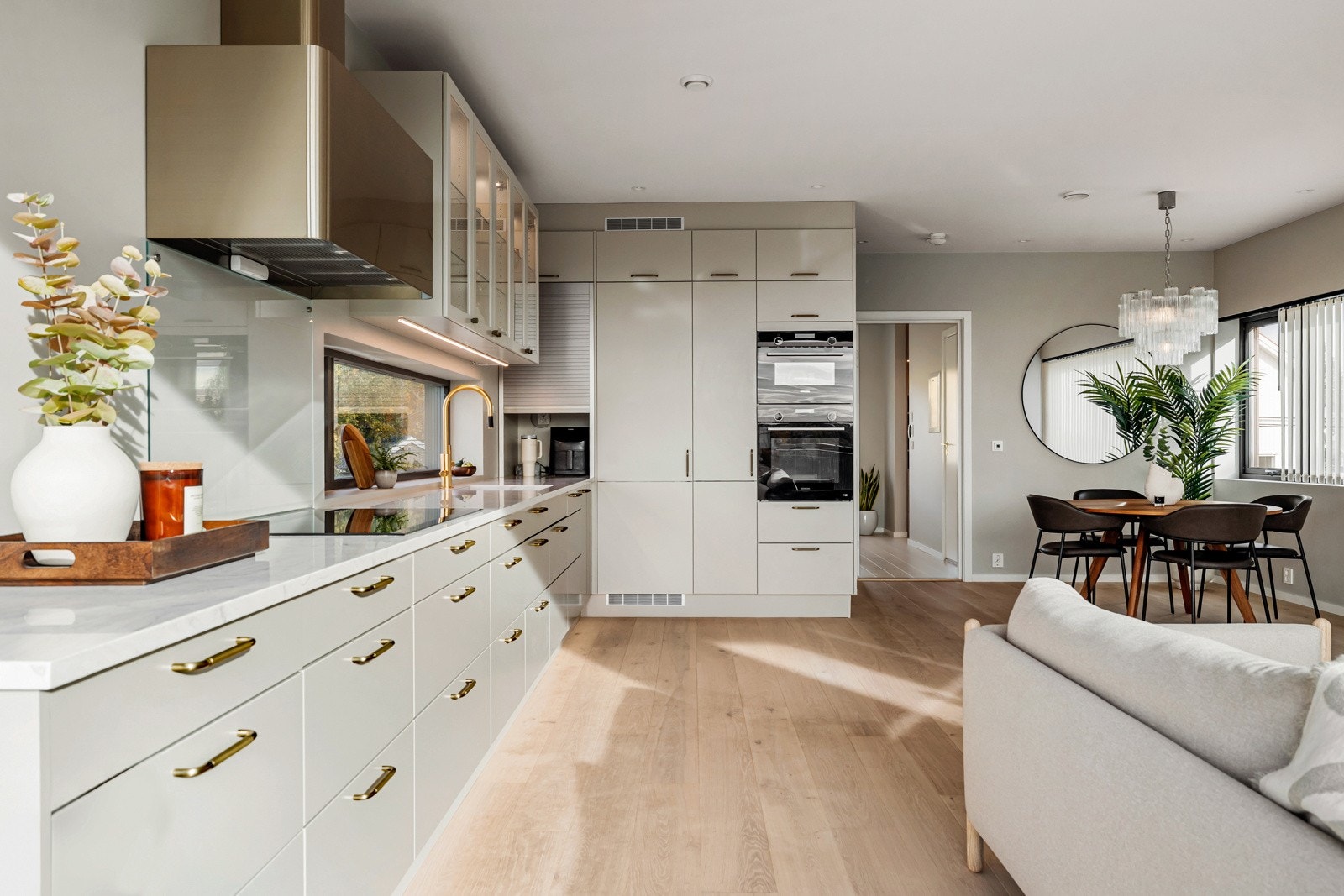 Kjøkkenet er under- og overskapsbelysning samt LED-lys under sokkellistene skaper en behagelig og moderne atmosfære. Galleribilde