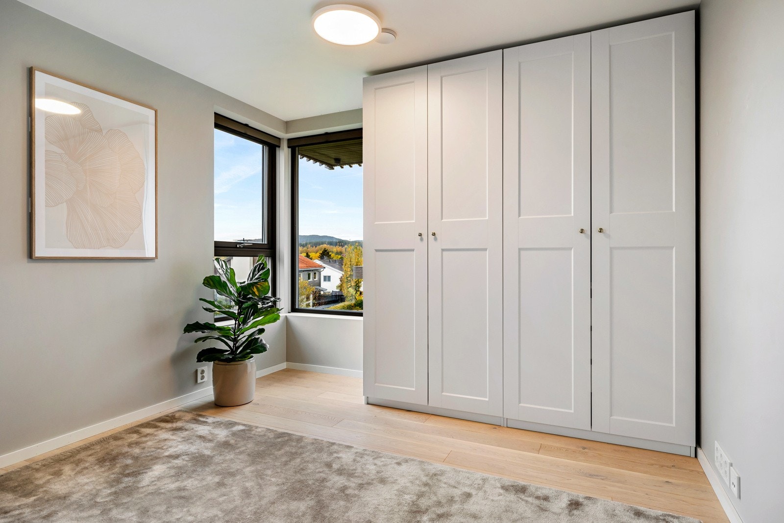 Rommet er innredet med et stort garderobeskap, og har vinduer i hjørnet som gir mye naturlig lys. Galleribilde