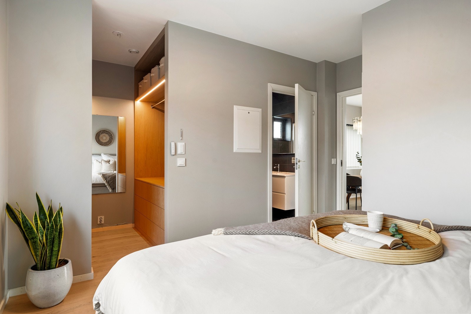 Rommet har god plass til dobbeltseng med nattbord på hver side.Fra soverommet er det også direkte adkomst til walk-in closet og eget bad, som gir en en-suite-følelse. Galleribilde