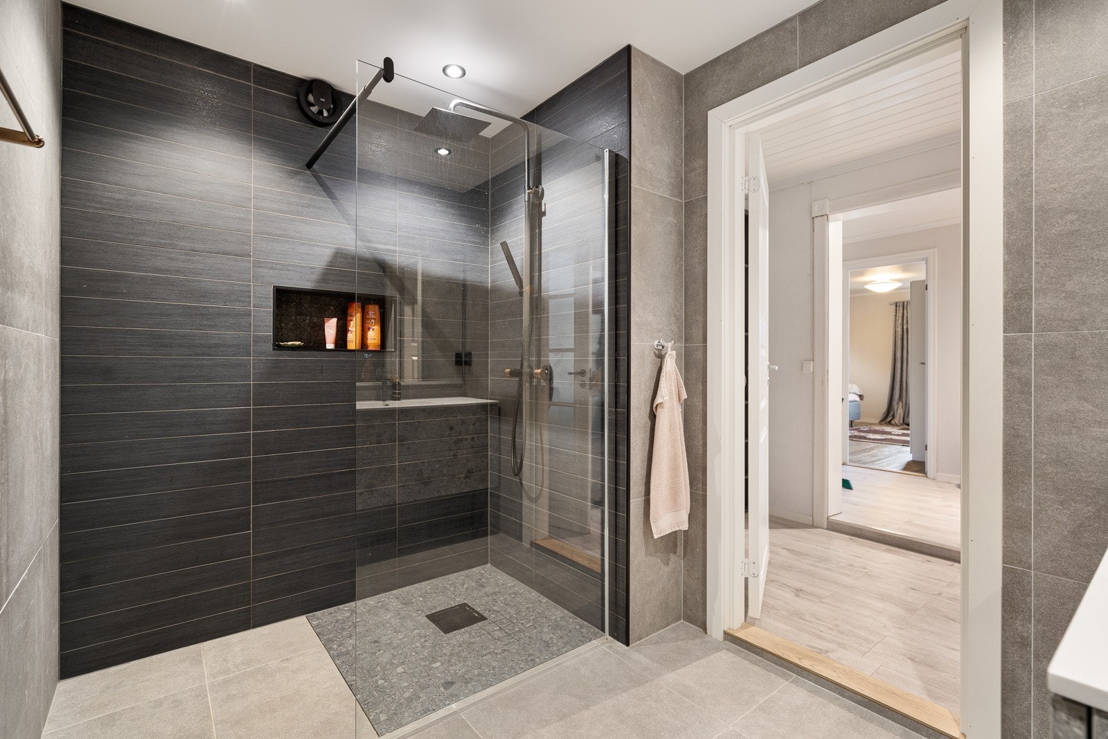 Lekkert bad med flotte fargekombinasjoner på flisene Galleribilde