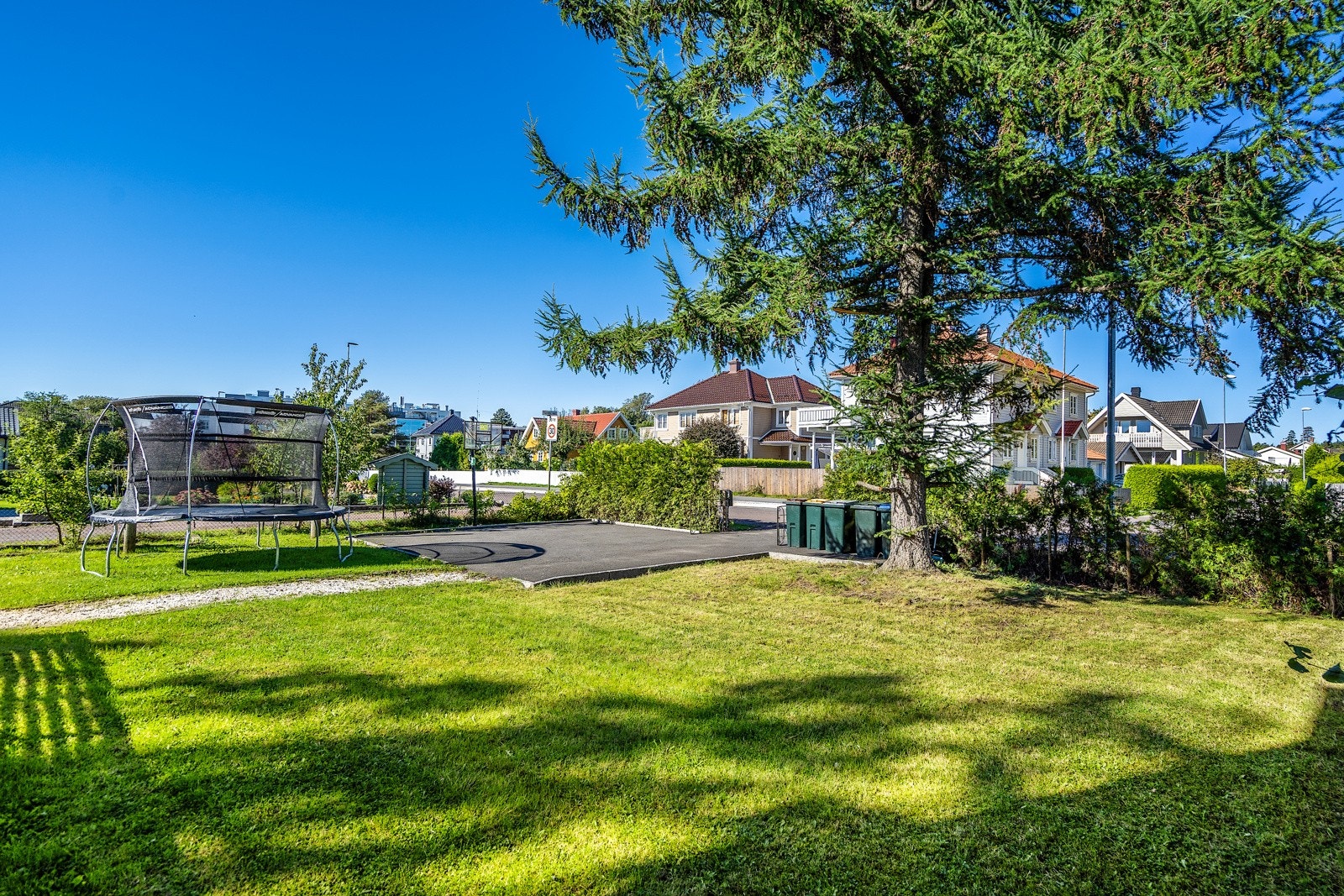 Store uteområder i hagen gir god plass for lek og moro Galleribilde