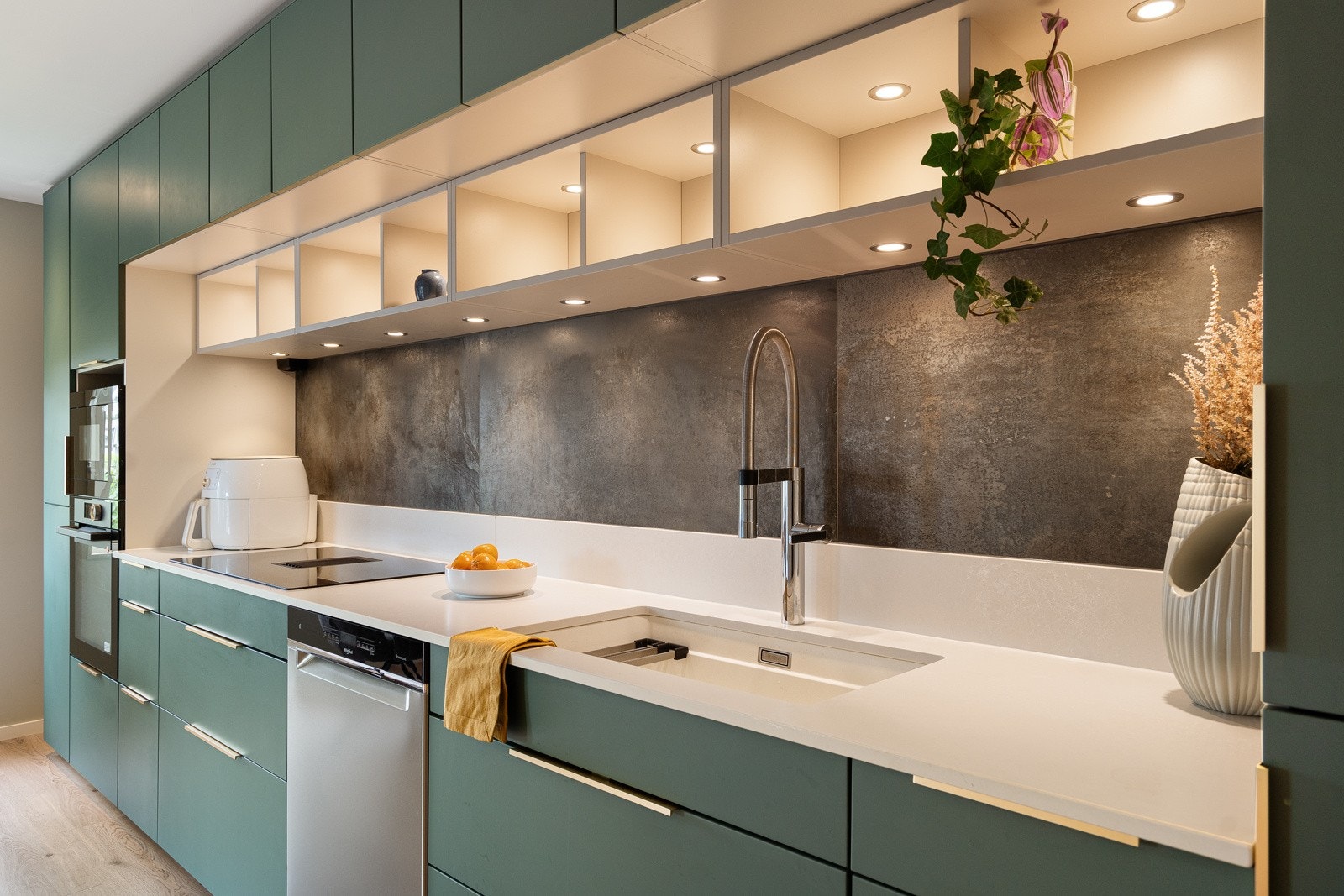 Flott innredning med god skapplass og lekre detaljer Galleribilde