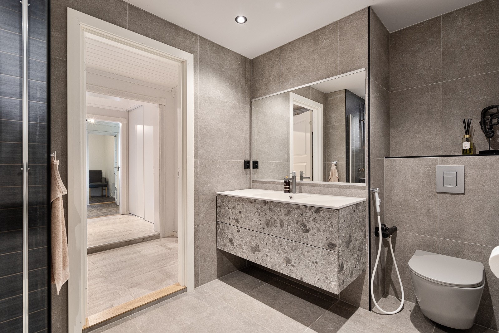 Badet er pusset opp med en "industri-look" som er meget moderne Galleribilde