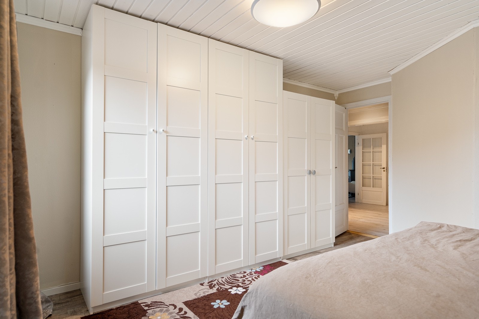 Soverom 1 har godt med garderobeskap Galleribilde