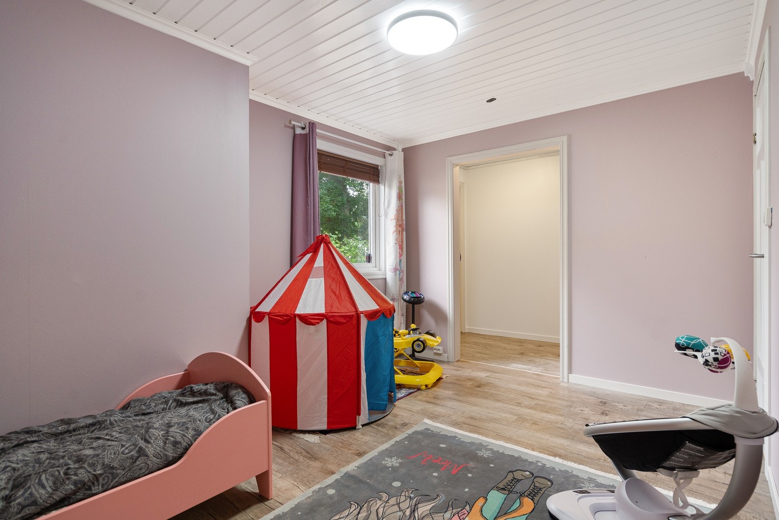 Soverom 2 er stort og har muligheter for å lage walk-in garderobe Galleribilde