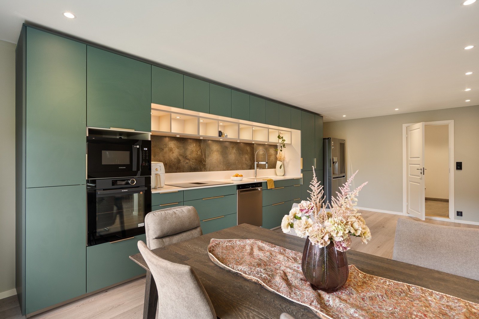 Stort kjøkken med god plass til langbord Galleribilde