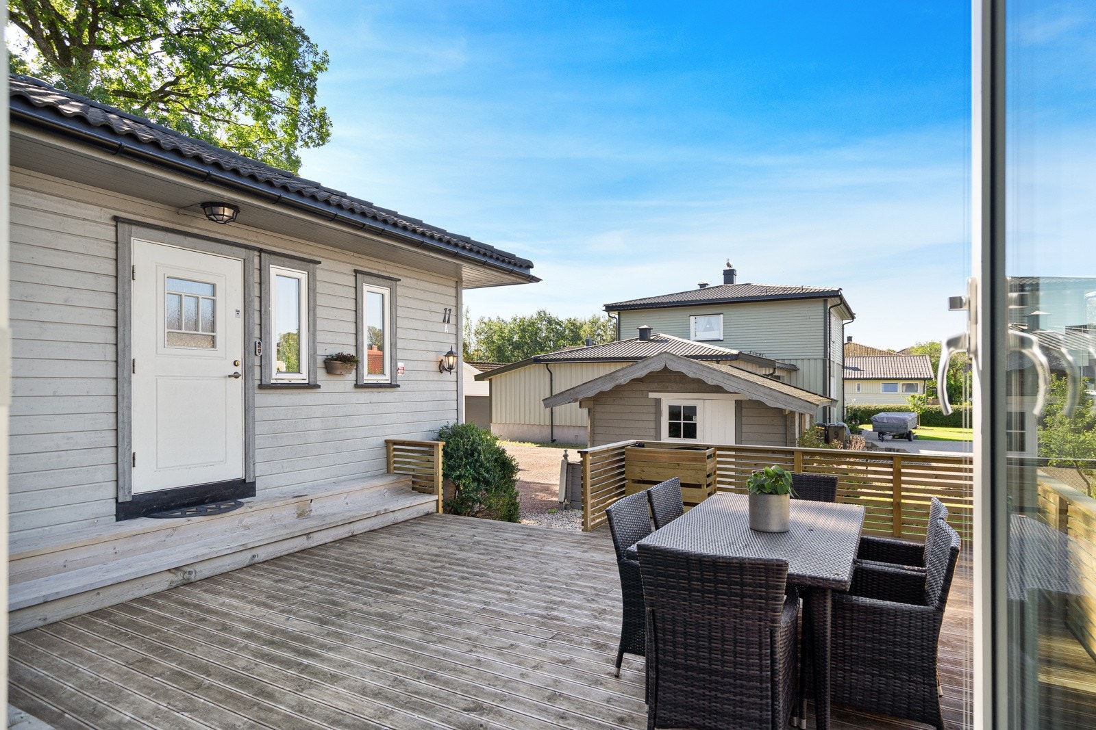 Stor terrasse med sol fra tidlig formiddag til sene kvelden Galleribilde