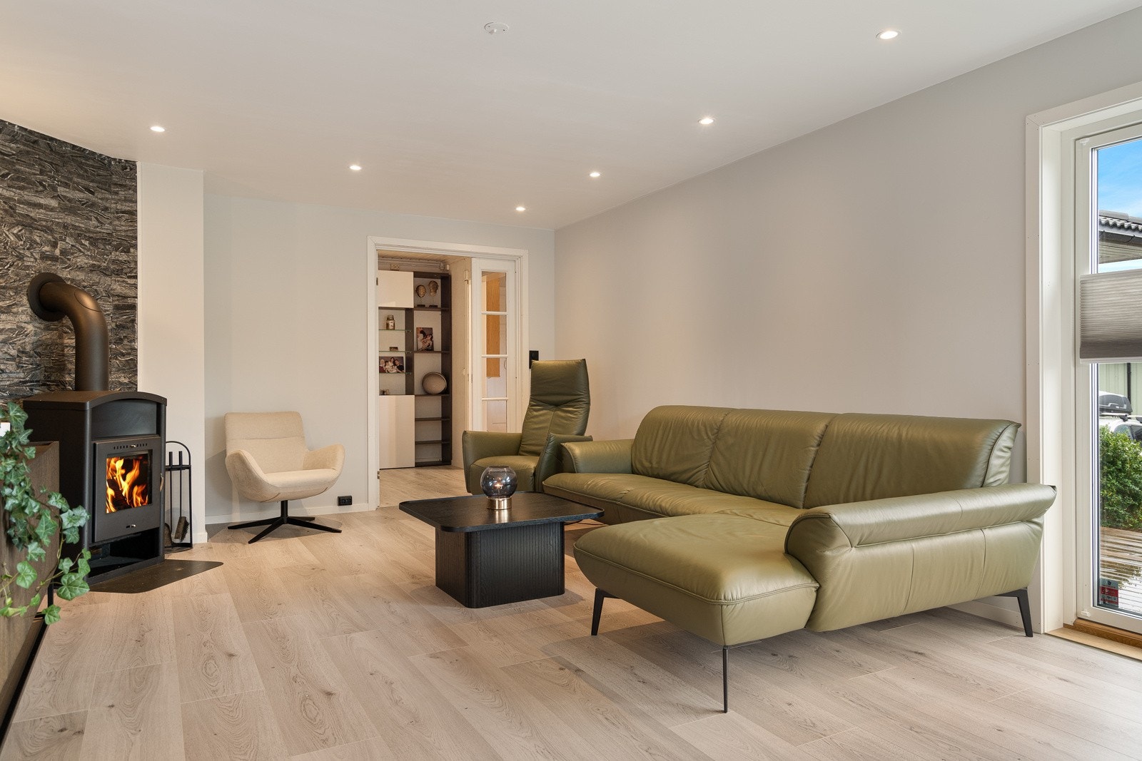 Lys og trivelig stue med utgang til stor terrasse med gode solforhold Galleribilde