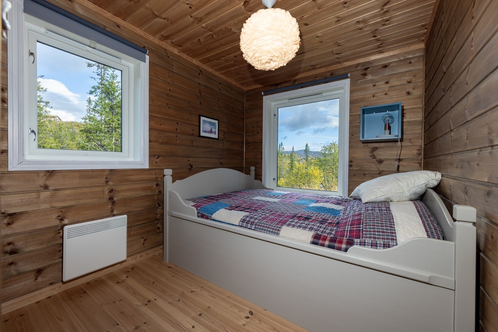 Soverom 1 av fin størrelse med utsyn til herlig natur fra store vindusflater Galleribilde