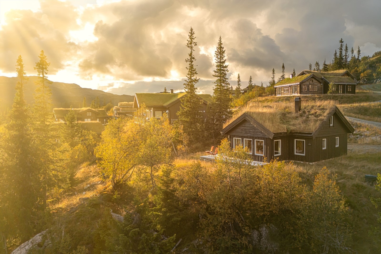 Hytta har naturlig avskjerming i terrenget. Foto: Henrik Strømstad Galleribilde