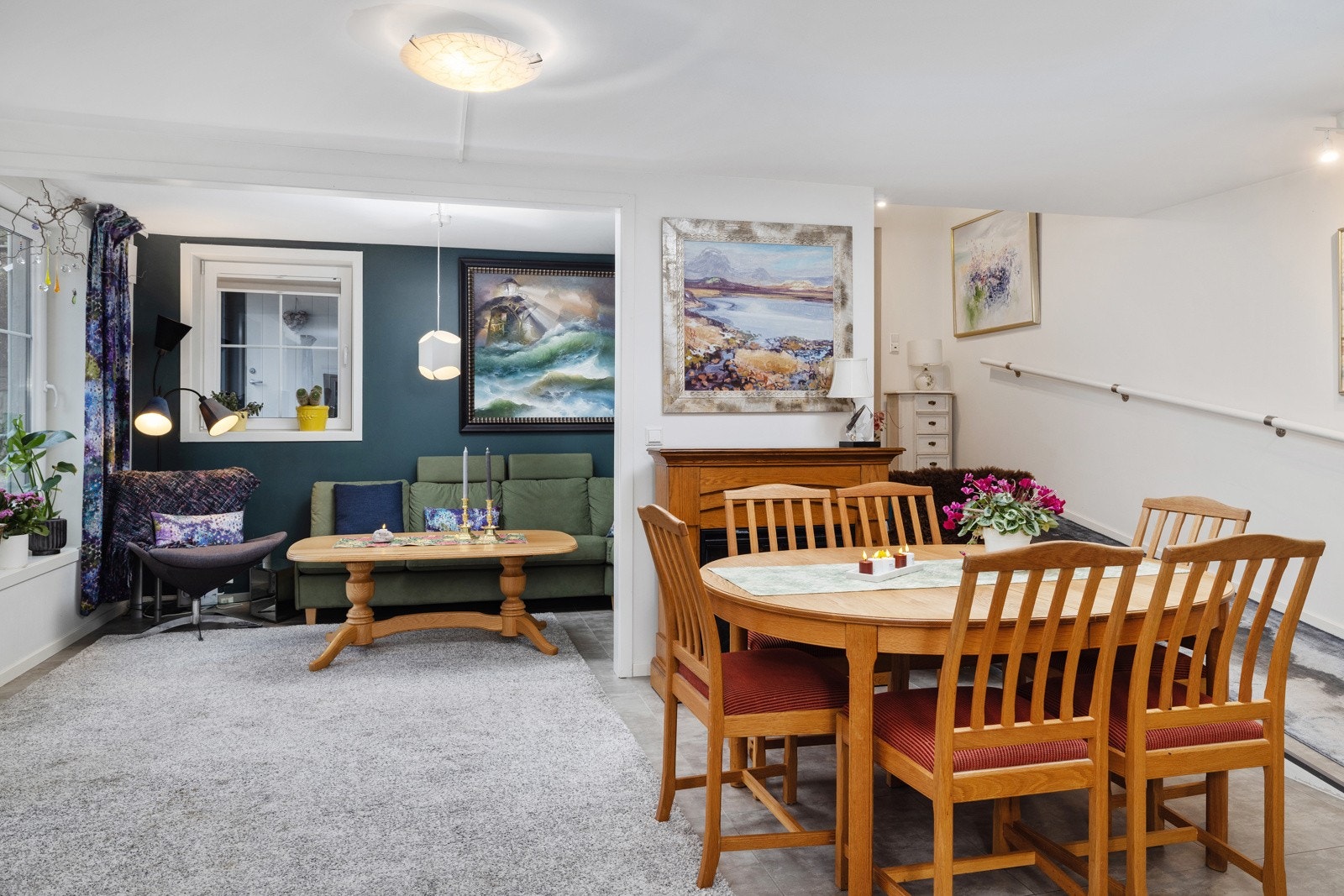 Stuen har solide gulvfliser, malte overflater. Store vinduer og dør ut til terrassen. Galleribilde