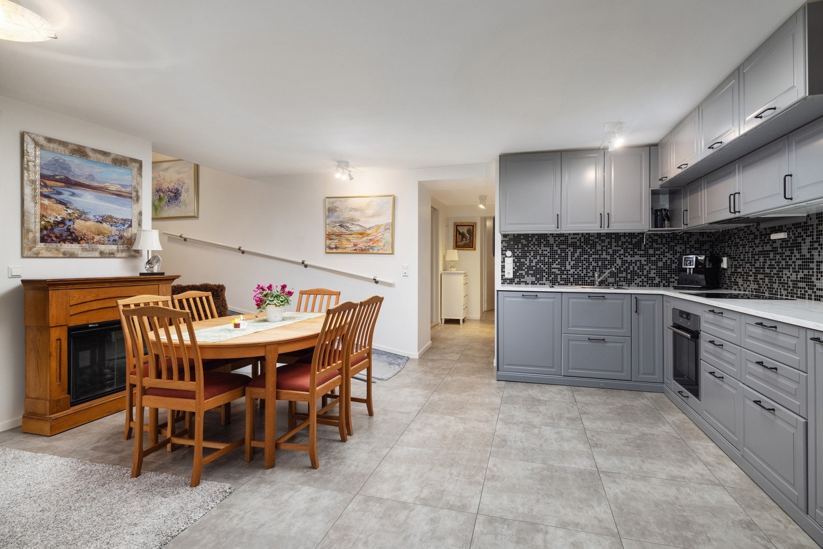 Åpent kjøkken med takhøy innredning fra IKEA. Galleribilde