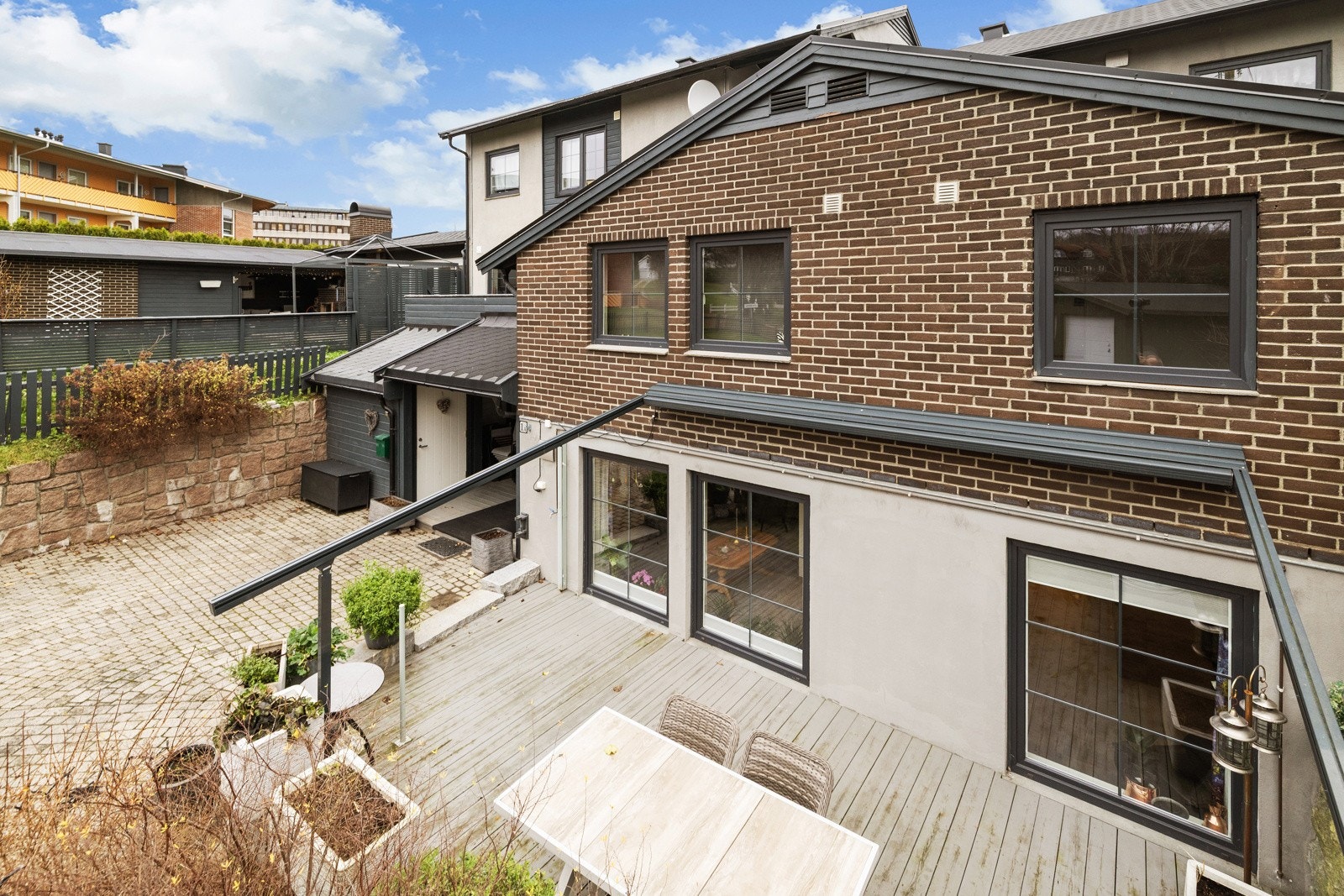 Privat uteplass vendt mot solrike sydvest. Galleribilde