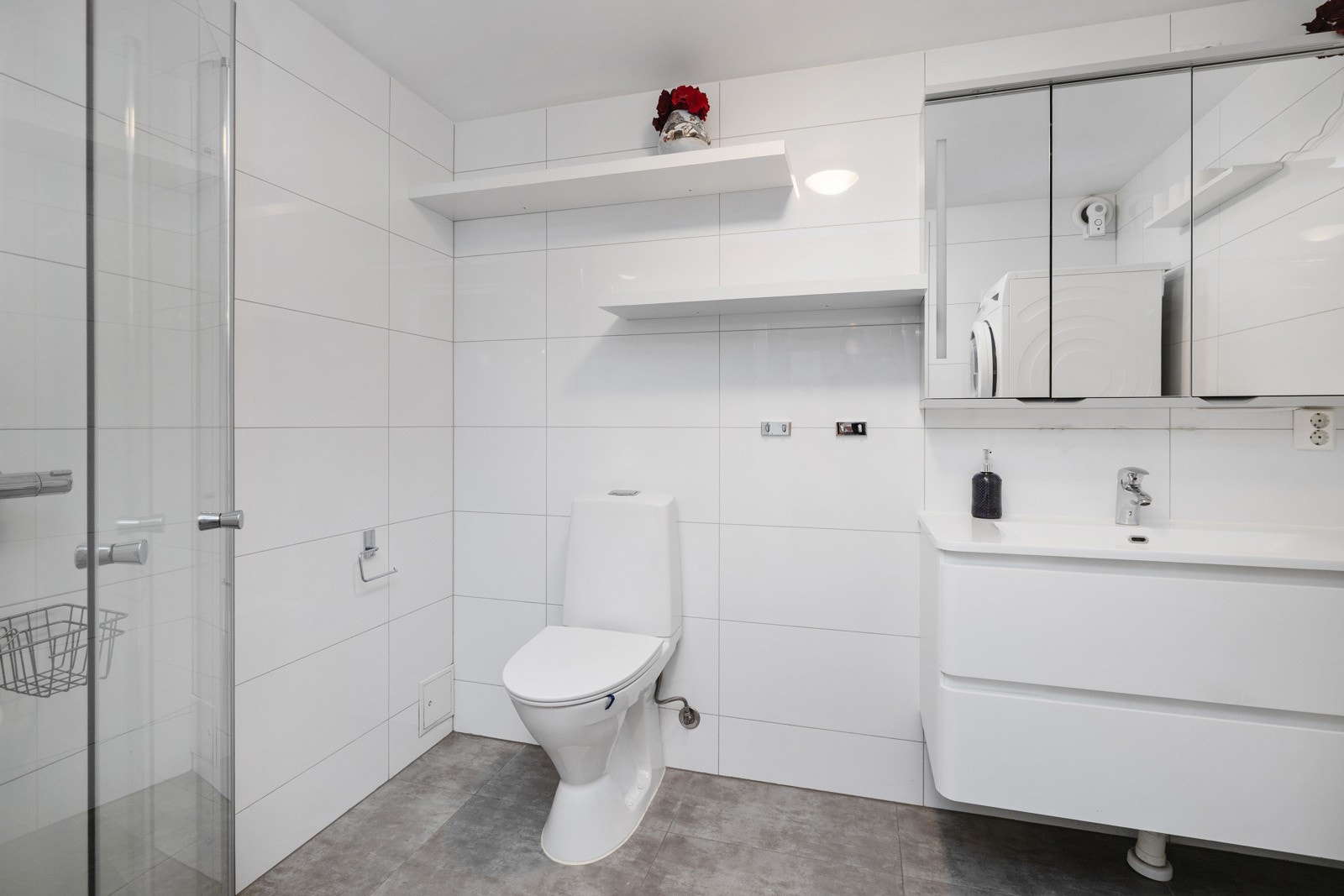 Pent, flislagt baderom med varmekabler i gulvet. Galleribilde