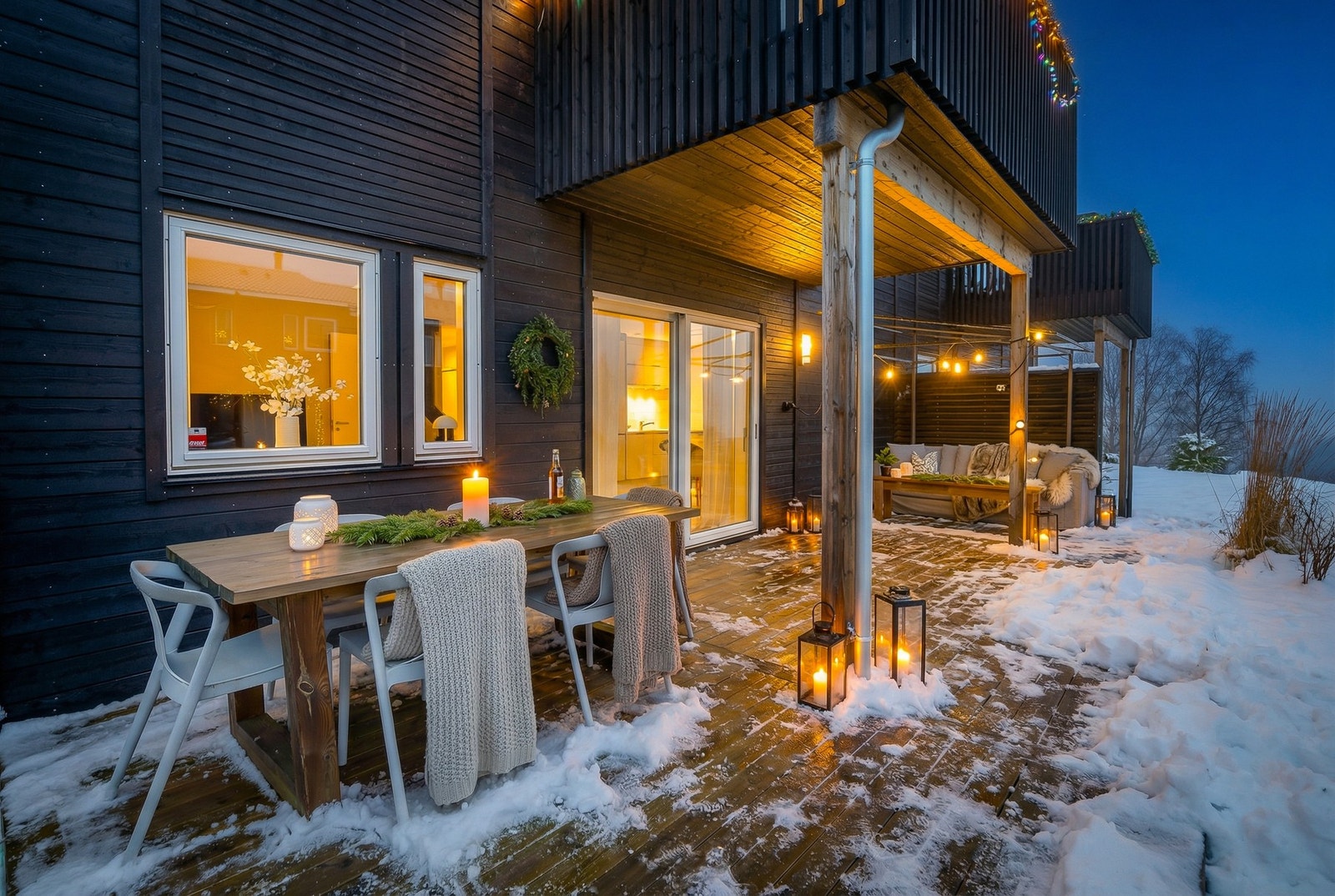 Leiligheten har en stor og solrik sydvendt terrasse på ca. 30 kvm, samt disponerer naturlig tilstøtende areal. Galleribilde