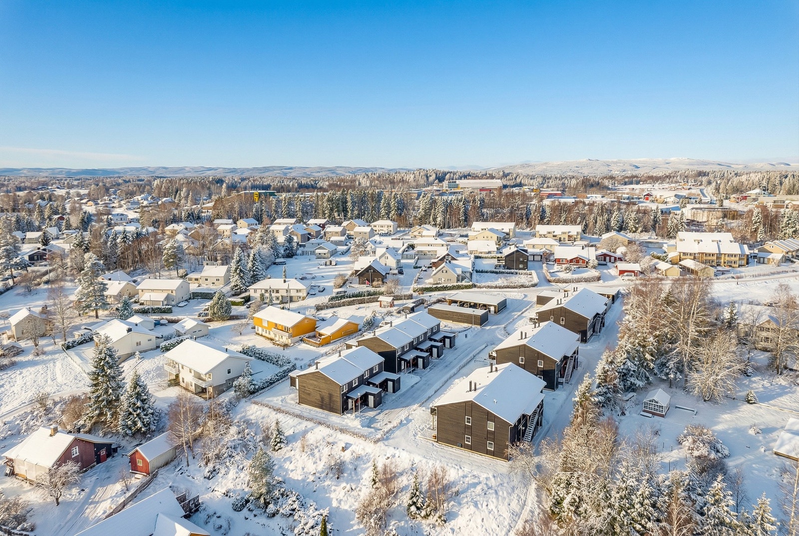Eiendommen sokner til Dal skole ( 1 km) og Råholt ungdomsskole (5 km). Dagligvarehandelen kan gjøres ved bl.a. Coop Prix Dal (1,6 km) og Kiwi Dal (3,5 km). Gangavstand til Dal stasjon. Galleribilde