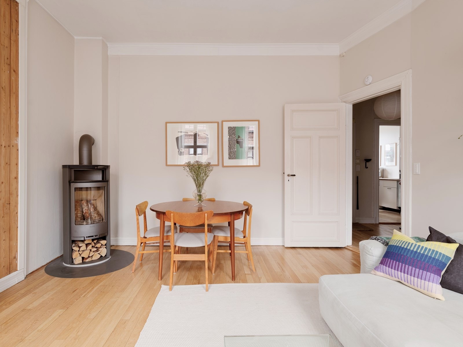 Spisestuen finner sin naturlige plass mot kjøkkenet. Galleribilde