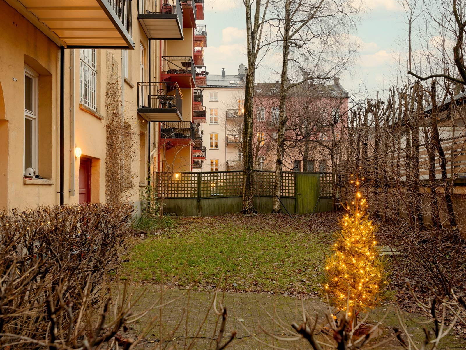 I tillegg til leilighetens private balkong, er det godt med boltreplass i borettslagets hyggelige bakgård. Om sommeren står den i full blomst med sittegrupper og vakker beplantning, og i desember tennes juletreet. Galleribilde