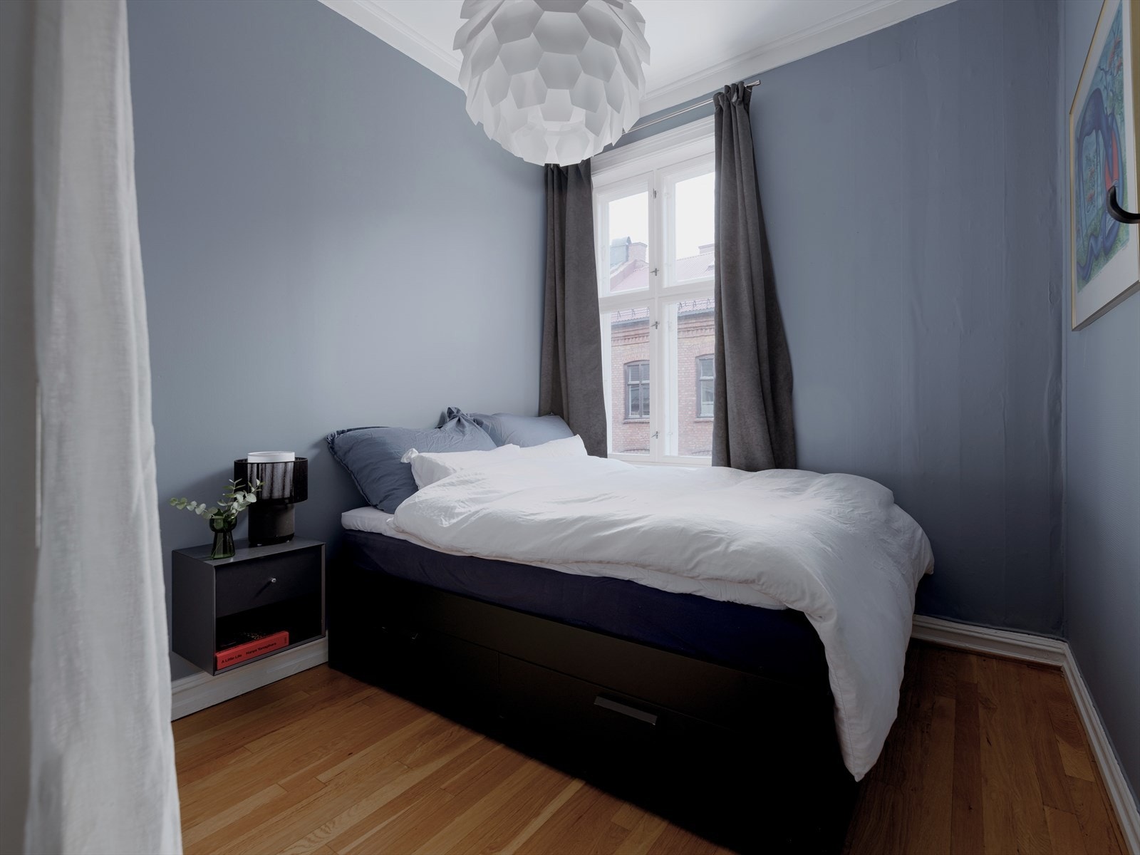 Romslig soverom med plass til dobbelteng og garderobe. Galleribilde