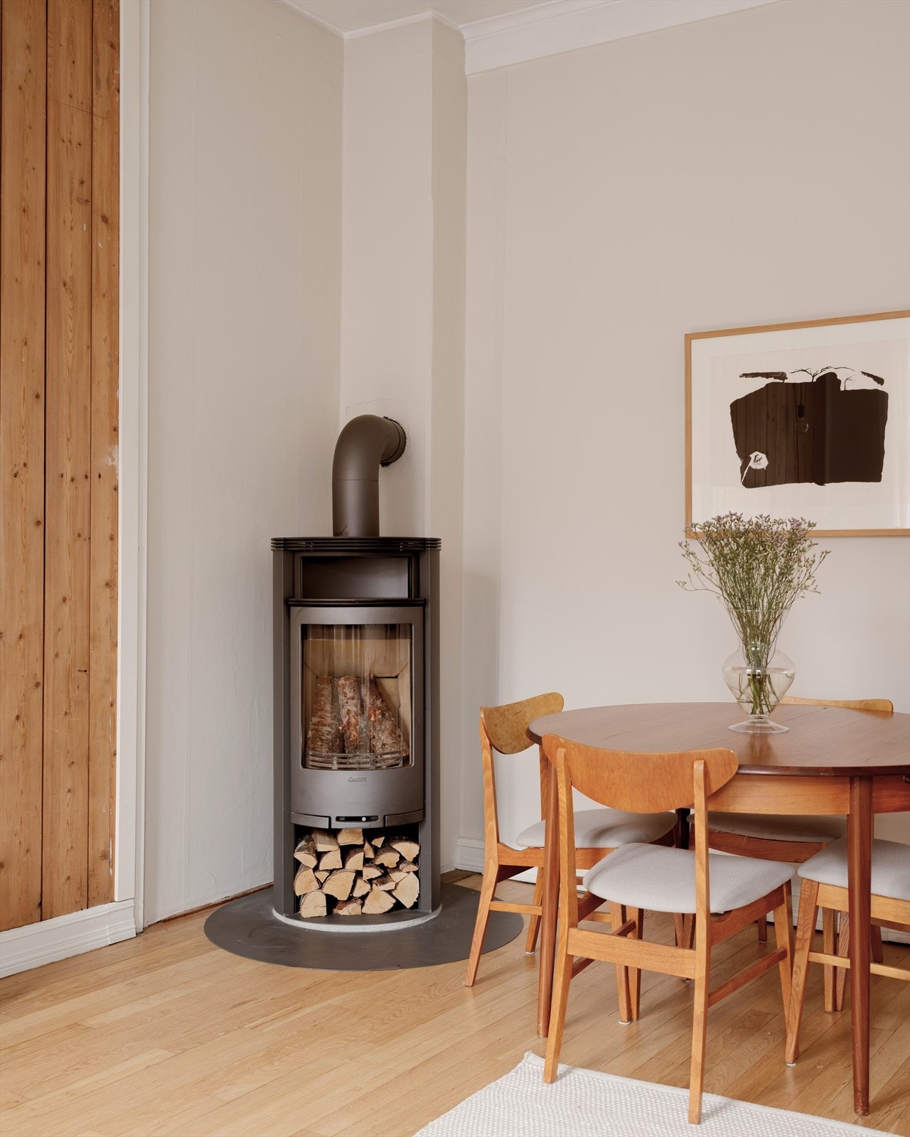 Peisen avgir godt med varme og skaper en lun stemning på de kjøligere dagene. Alle pipene ble rehabilitert i 2019 ved å sette inn nye piperør i alle skorsteinene. Galleribilde