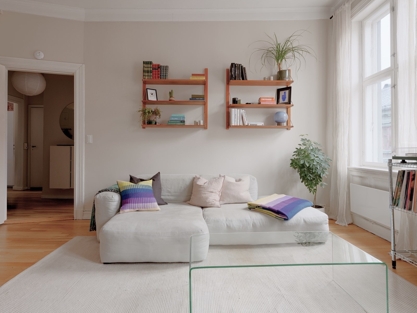 Ikke alle leiligheter klarer å balansere det stilrene, med det avslappende og hjemmekoselige preget, slik det er gjort her. Galleribilde