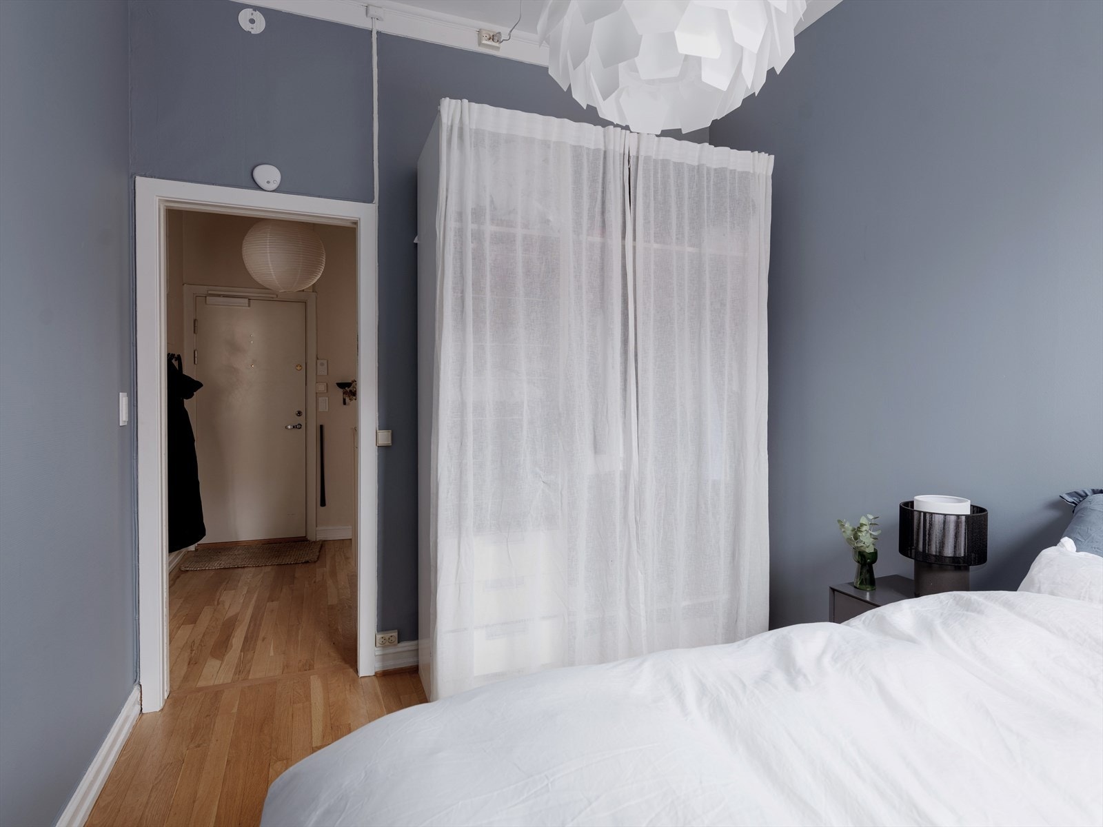 Skyvedørsløsning inn til soverommet fra stuen gjør det enkelt å lukke av og åpne etter behov, og gjør at lyset får flomme fritt igjennom rommene. I tillegg en pratisk og arealeffektiv løsning for å ikke ta av gulvaralet på enten stue eller soverom. Galleribilde