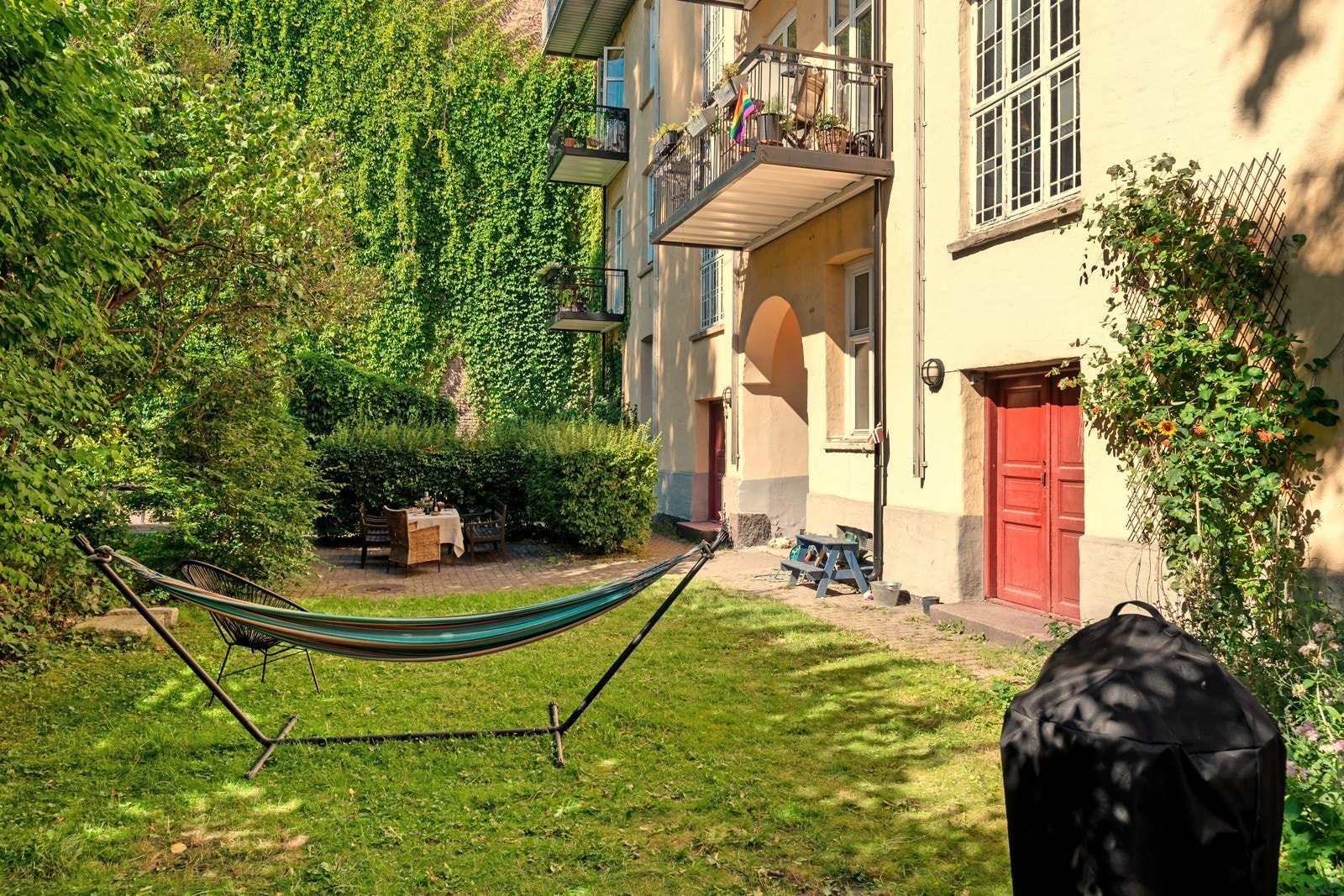 Flere soner for avslapping og rekreasjon. Felles grill med mulighet for å kunne ta middagen utendørs. Galleribilde