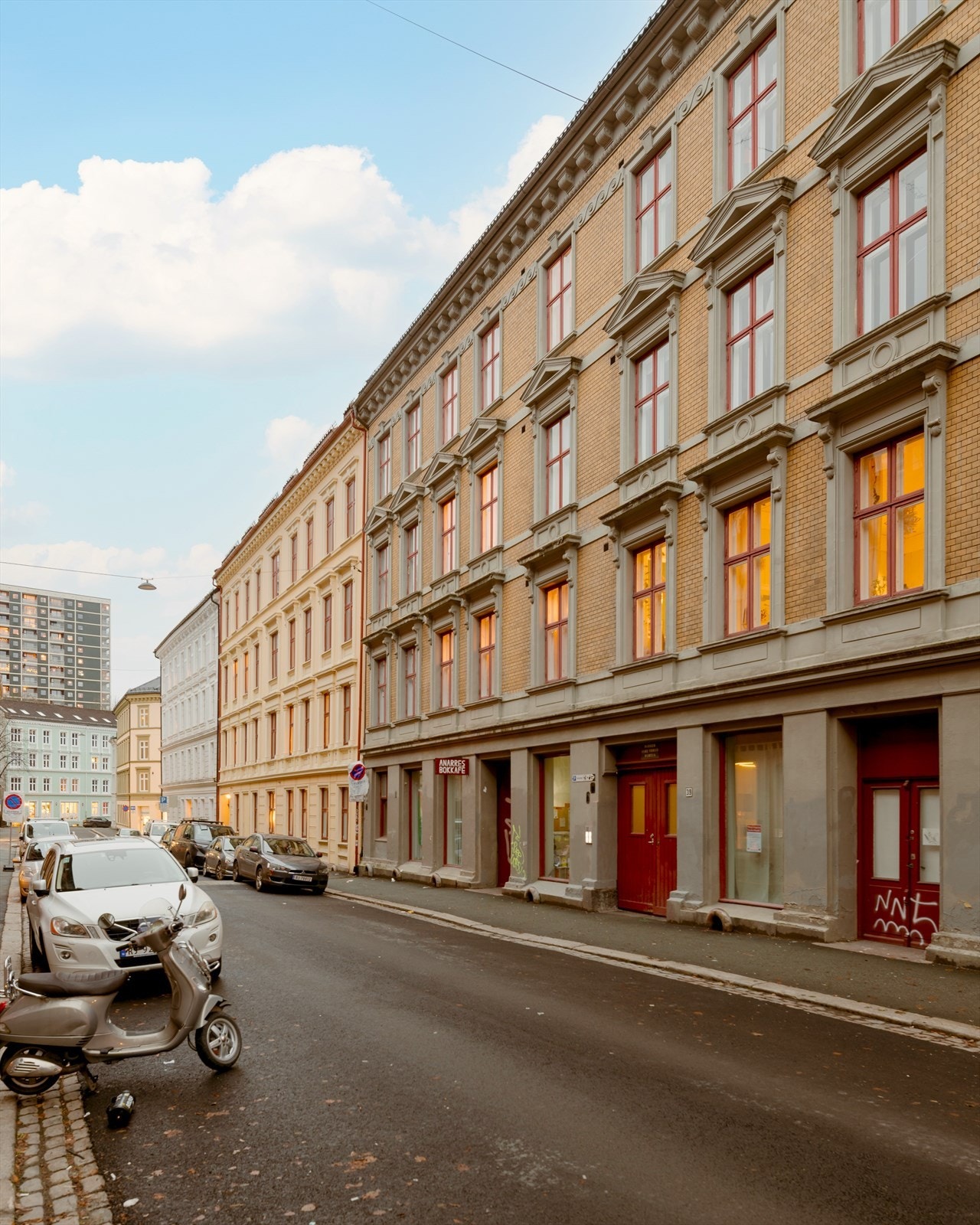 Leiligheten ligger fint til i Urtegata, midt mellom Tøyen og Grønland, med få skritt til vakre Botanisk hage og ellers det meste av hovedstadens fasiliteter i gåavstand. Galleribilde