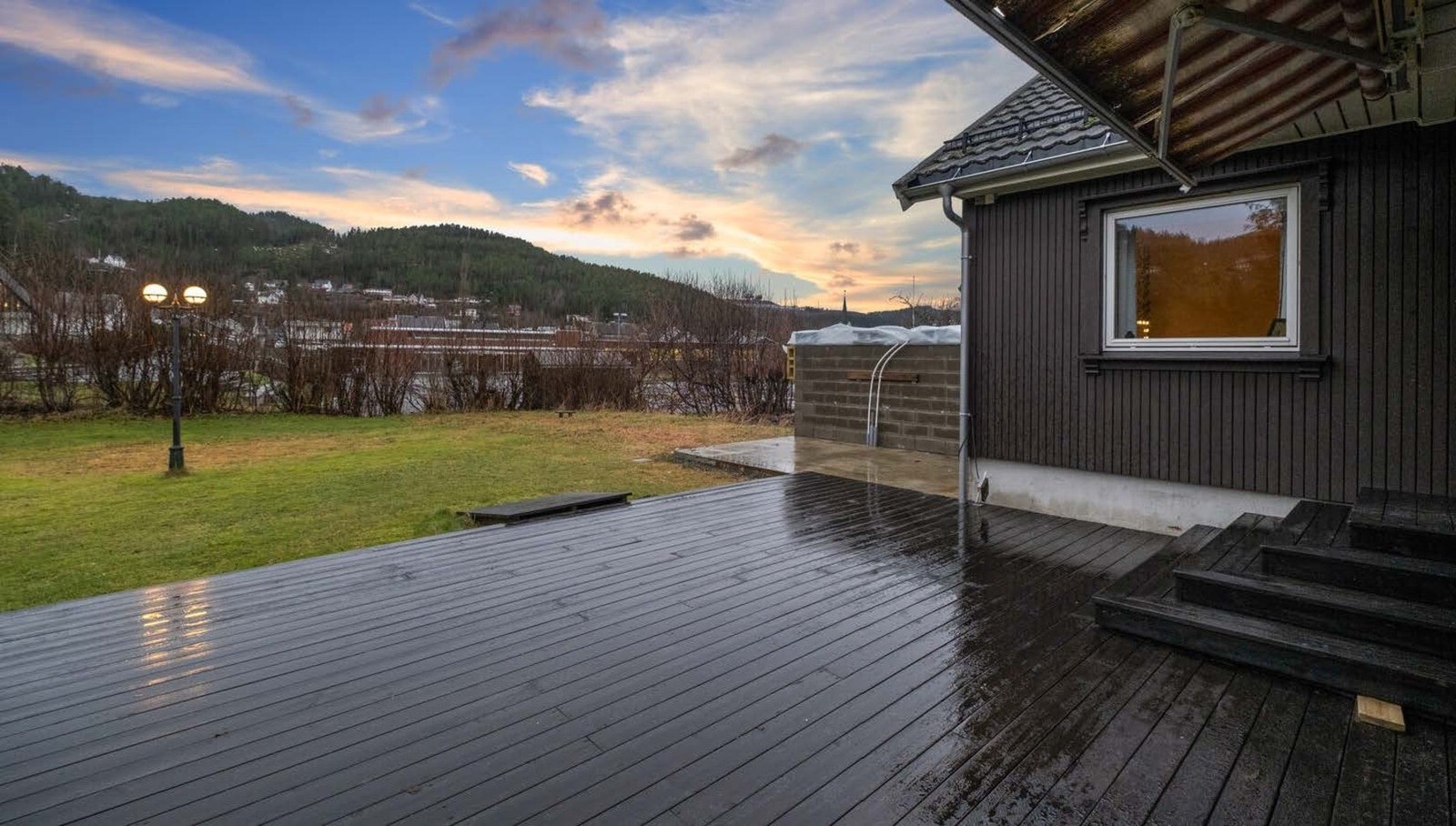 Området er barnevennlig og har kort avstand til skole, barnehage, kollektivtransport og rekreasjonsområder. Galleribilde