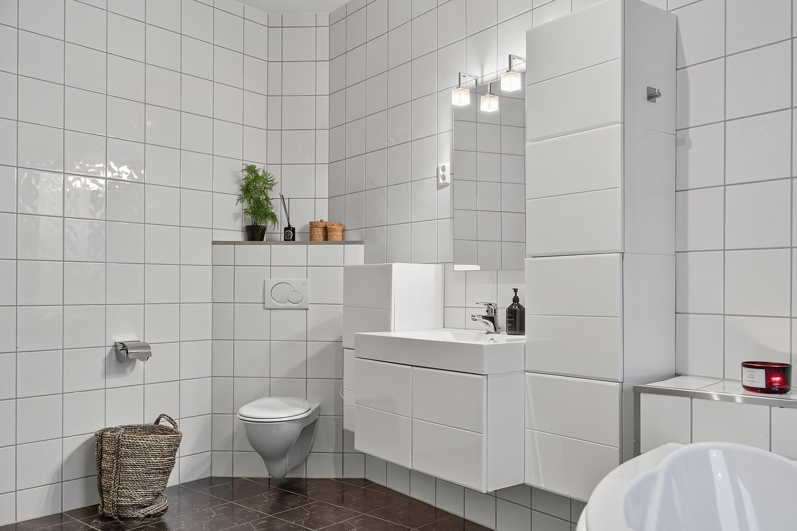 Inneholder baderomsinnredning m/servant, sideskap, vegghengt toalett, dusjkabinett, badekar og opplegg til vaskemaskin. Galleribilde