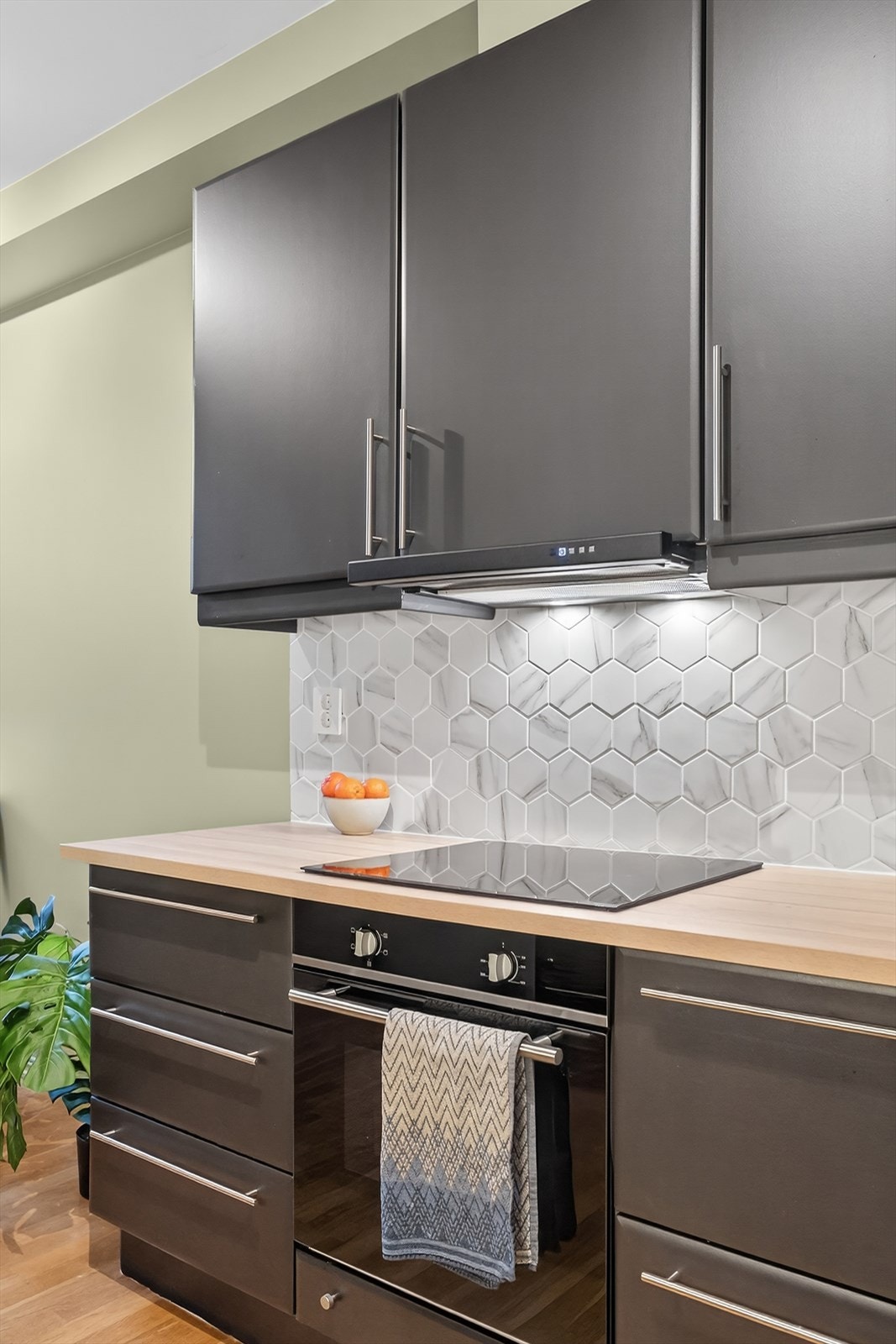 Inneholder oppvaskmaskin, induksjonstopp, stekeovn, vifte og vask. Galleribilde