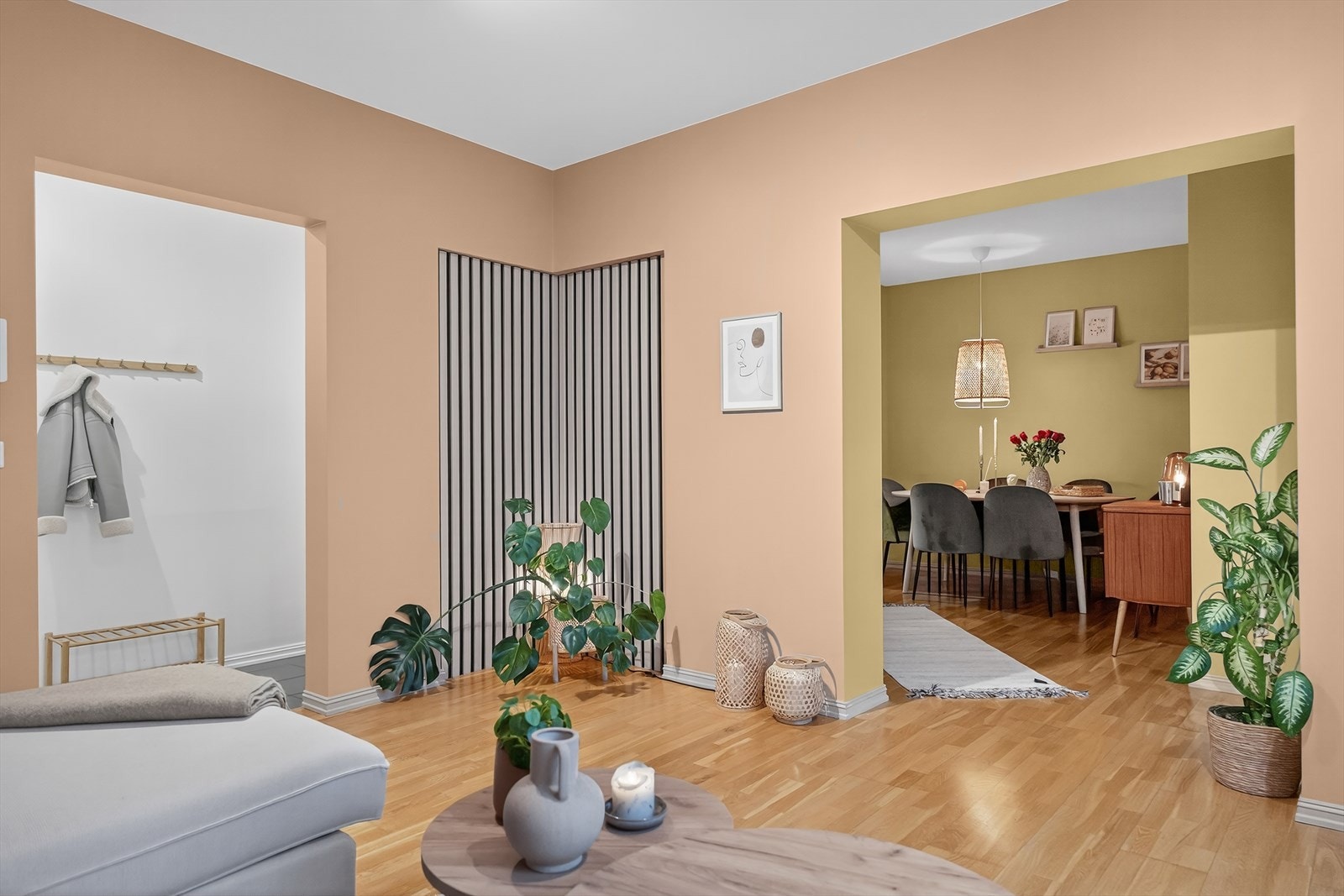 Stue har videre adkomst til spisestue. Galleribilde